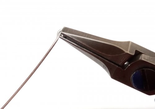 Judy Larson's Two Ways to Make Simple Loops - , Findings & Components, Toggles & Clasps, Earwire & Headpin, Loops, Wire Loop, Wrapped Wire Loop, Grasp the cut end side of the loop